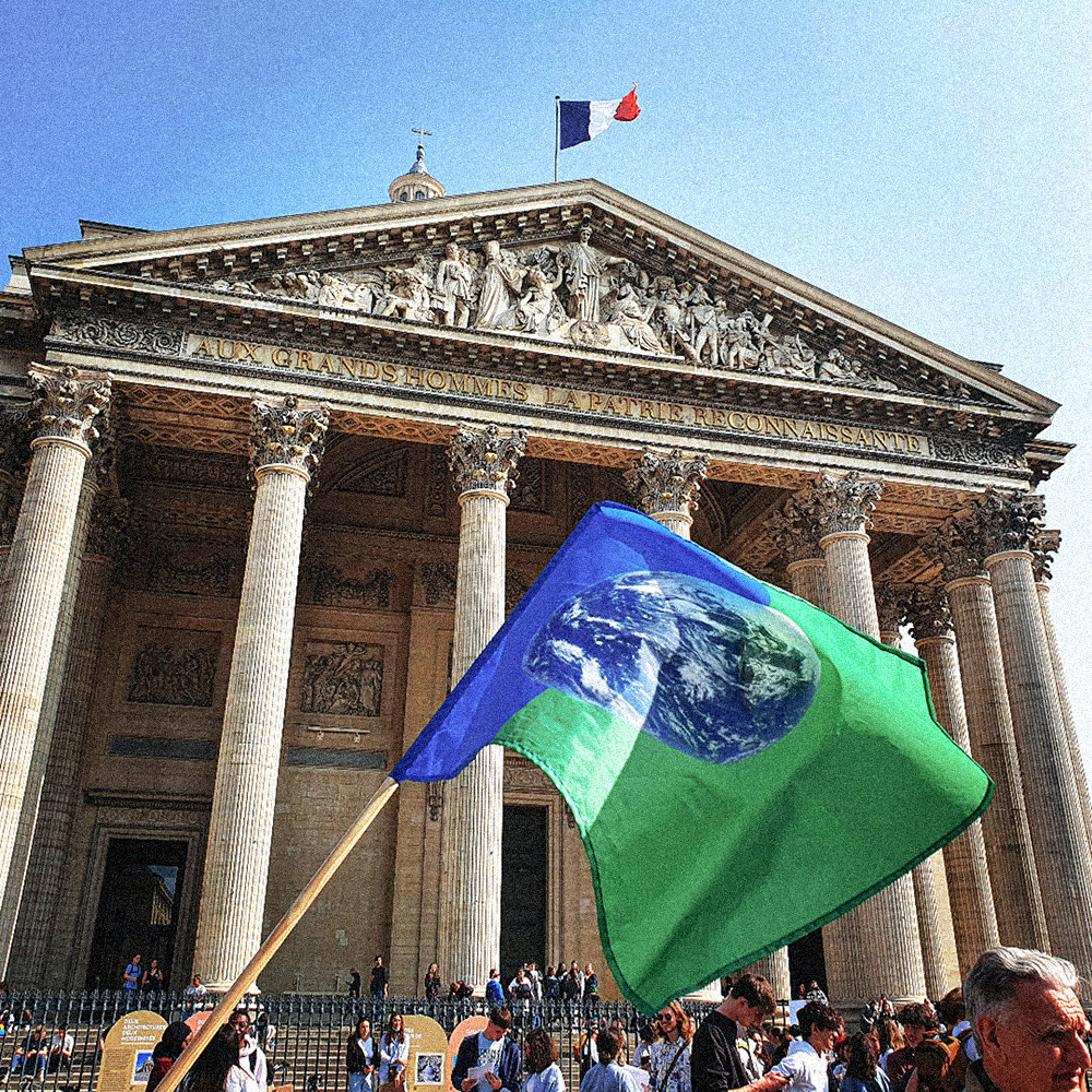 Image assemblée nationale et drapeau earth flag one flottant