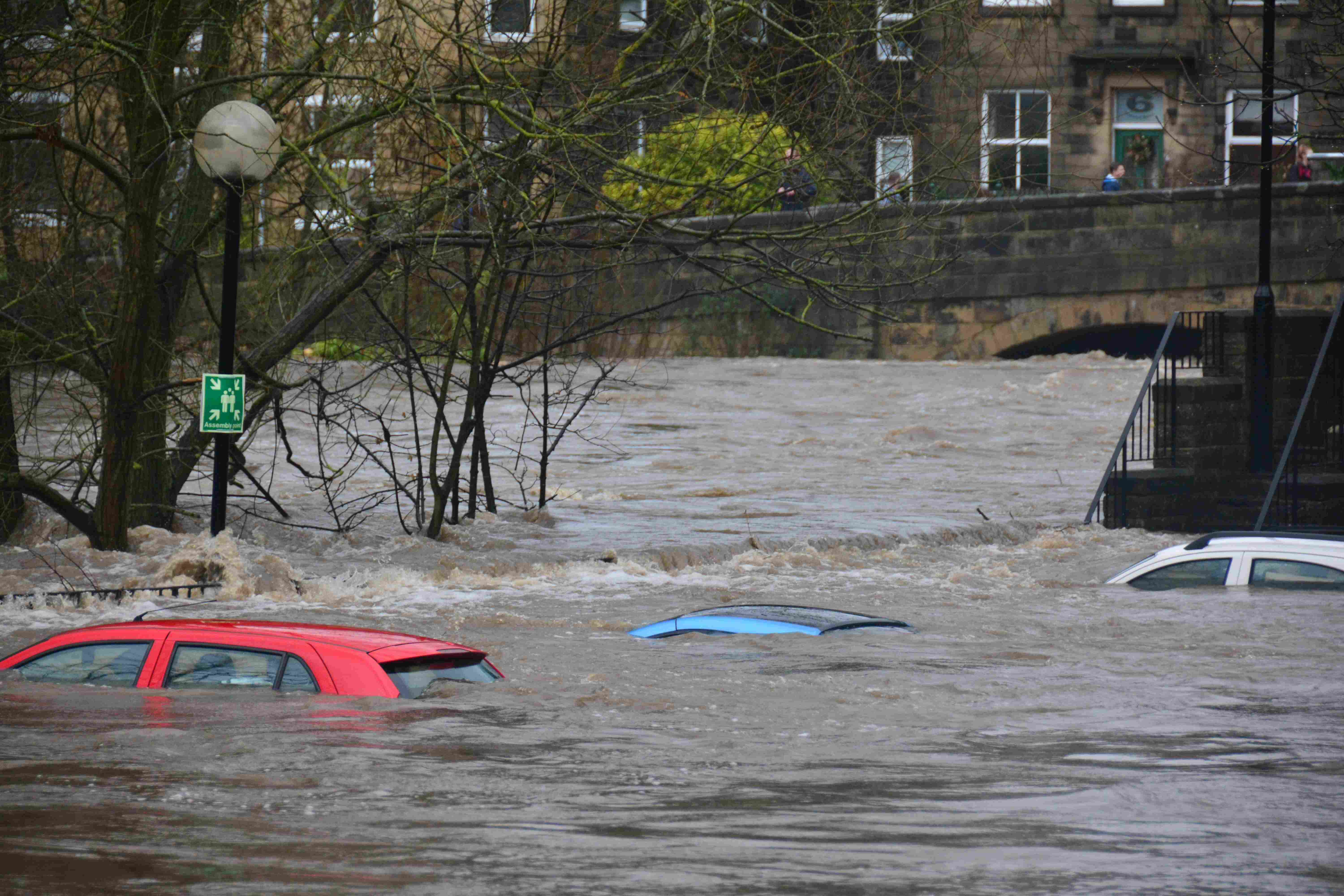 photo de voiture immergée par des crues